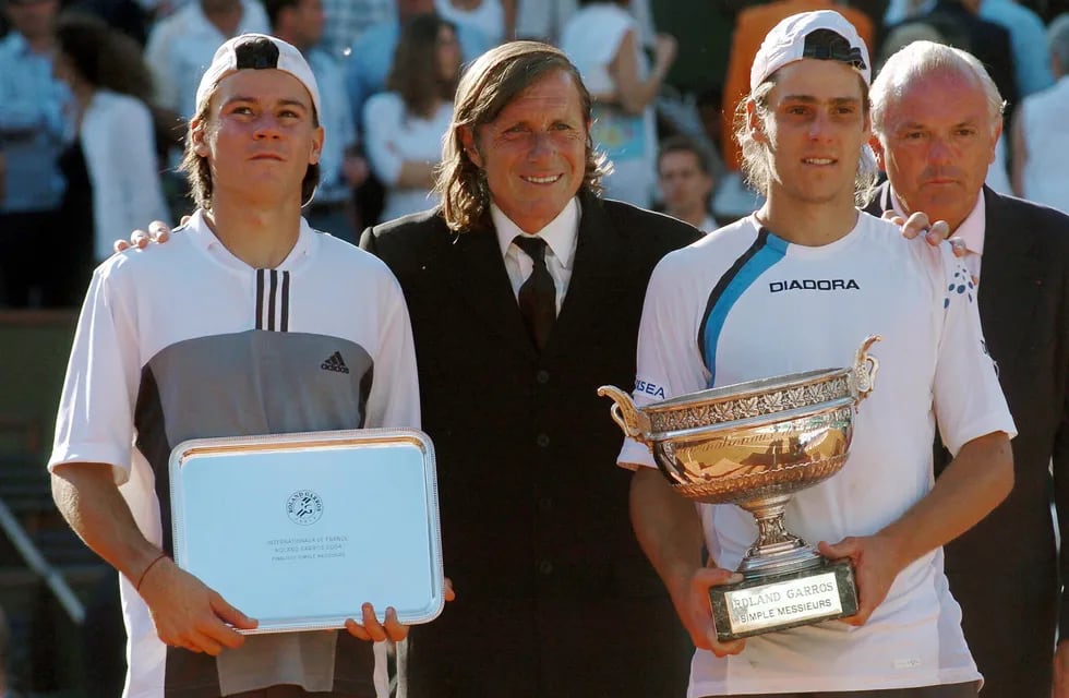 Guillero Coria, Guillermo Vilas y Gastón Gaudio, en la final inovlidable de Roland Garros 2004. / Gentileza.
