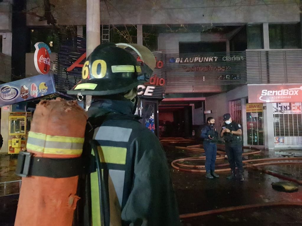 Incendio en edificio de avenida Colón, entre Mitre y Chile (Ciudad de Mendoza) - Orlando Pelichotti / Los Andes