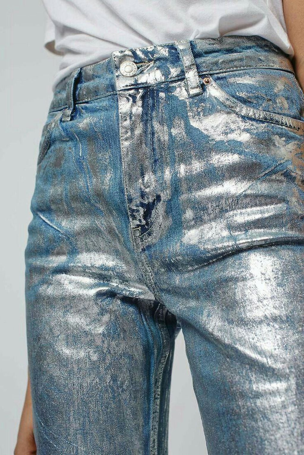El pantalón de jean metalizado es una de las prendas furor de esta temporada.