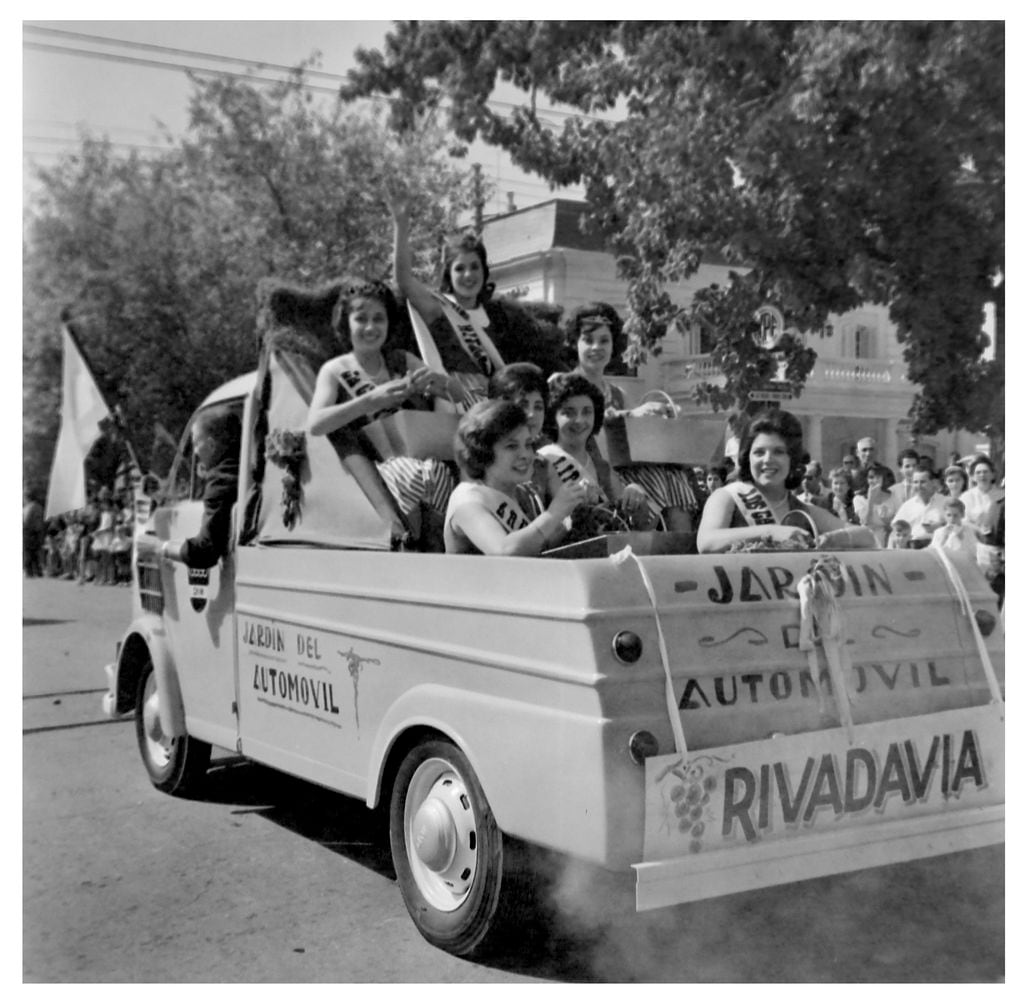 
Esther Ramírez reina departamental de Rivadavia con su corte, son trasladas en la caja de la camioneta. Foto: Archivo General de Mendoza. 
