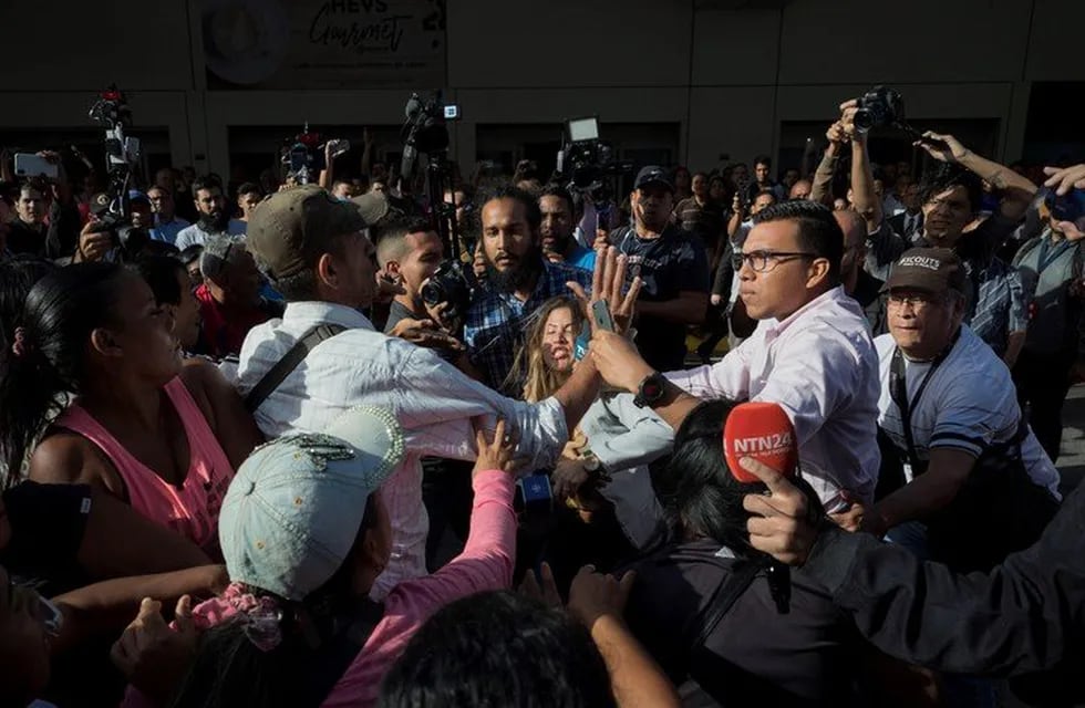 Guaidó regresó a Venezuela y fue agredido e insultado por militantes chavistas