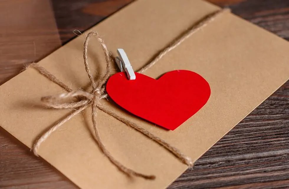 Una carta con un poema de amor puede ser el mejor regalo en el día de los enamorados o de San Valentín.