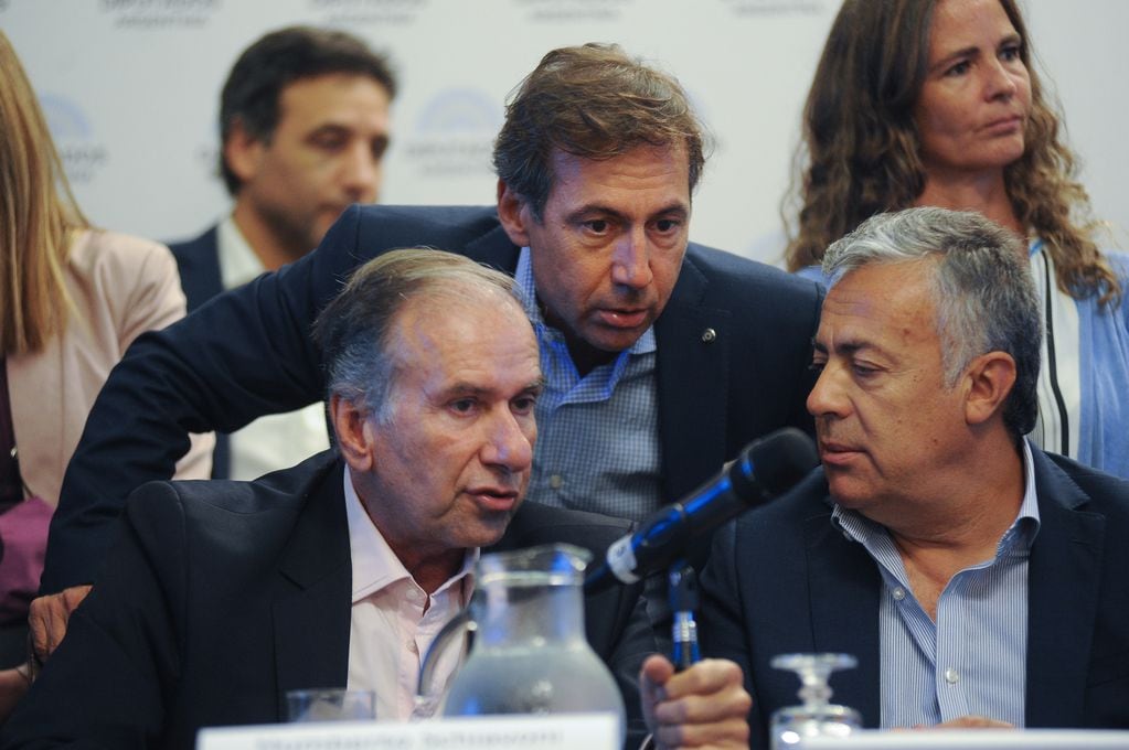 Cornejo , Naidenoff y Schiavonni  durante la conferencia de prensa en el Salón Delia Parodi. Foto: Federico López Claro