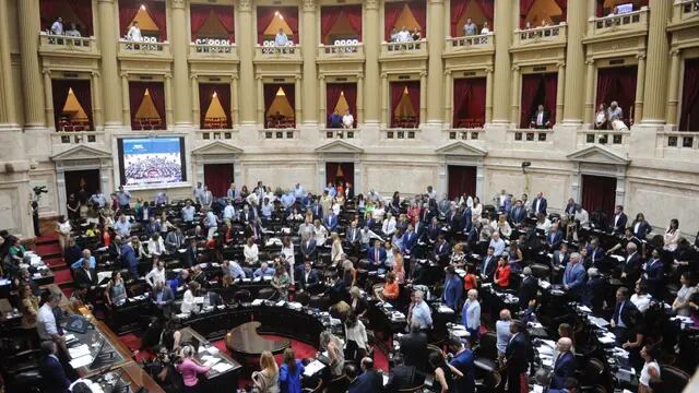 Debate por la "ley ómnibus". Diputados hizo un minuto de silencio por la muerte del expresidente chileno Sebastián Piñera. (Federico López Claro)