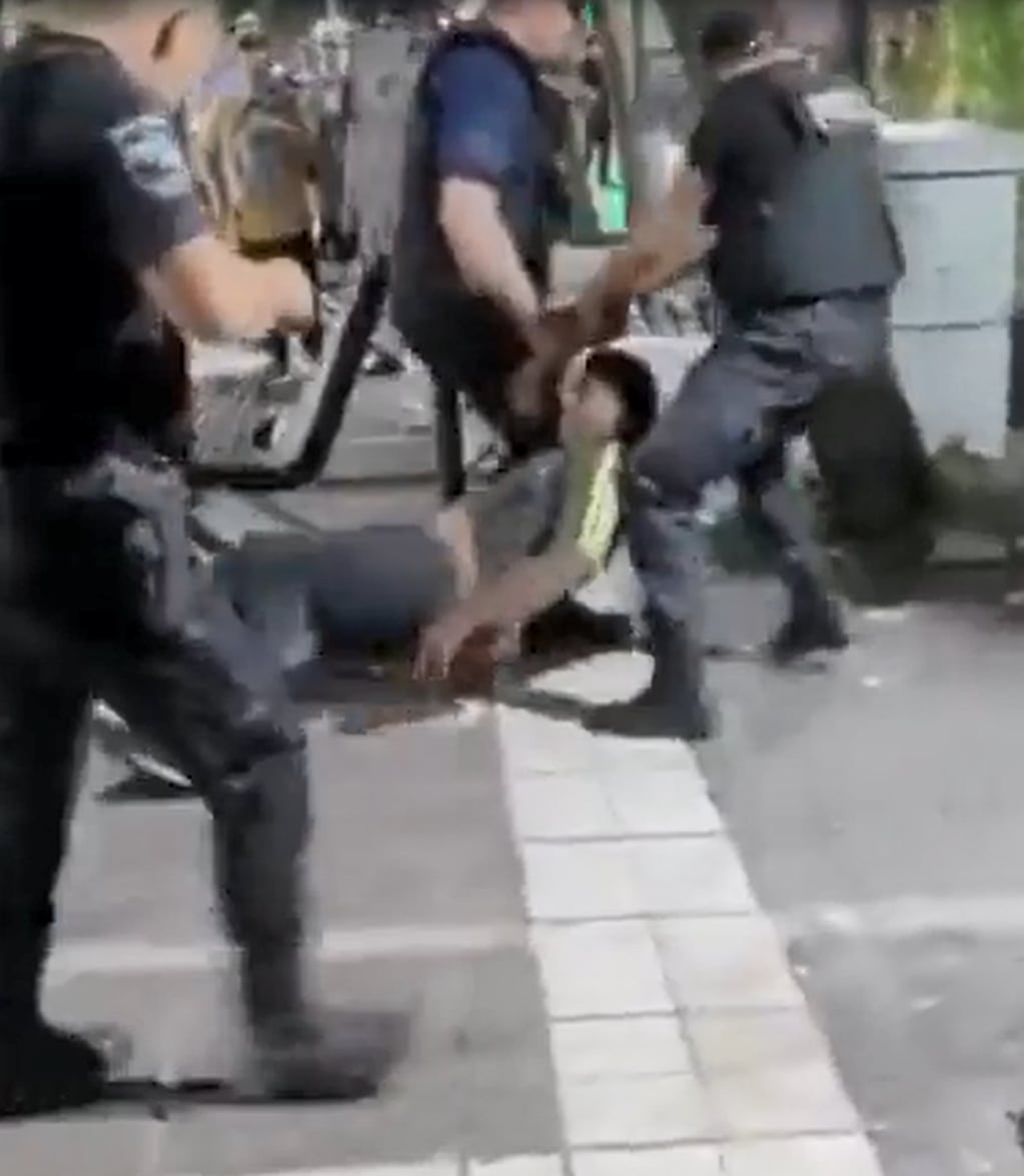 Investigan a 5 policías de Mendoza por incidentes durante los festejos tras la victoria de Argentina. Foto: Captura video.
