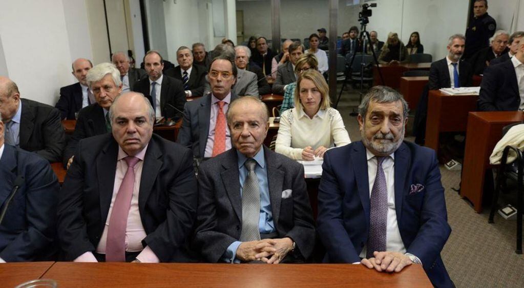 Carlos Menem, junto a otros acusados en el juicio por la venta del predio ferial de Palermo a Sociedad Rural.