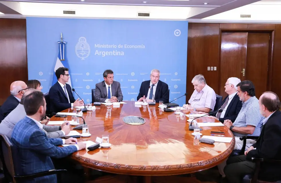 Sergio Massa, junto a otros ministros y representantes de entidades educativas en la reunión en el Palacio de Hacienda. Foto: Gentileza