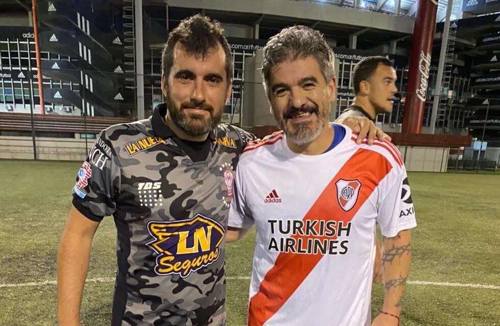 Lucas Favalli junto al "Burrito" Ariel Ortega, en un partido del senior de Huracán ante River. / Gentileza.