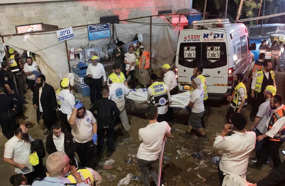 Oficiales de seguridad y rescatistas israelíes cuerpos de víctimas que murieron durante las celebraciones de Lag Ba'Omer en el monte Meron en el norte de Israel.
