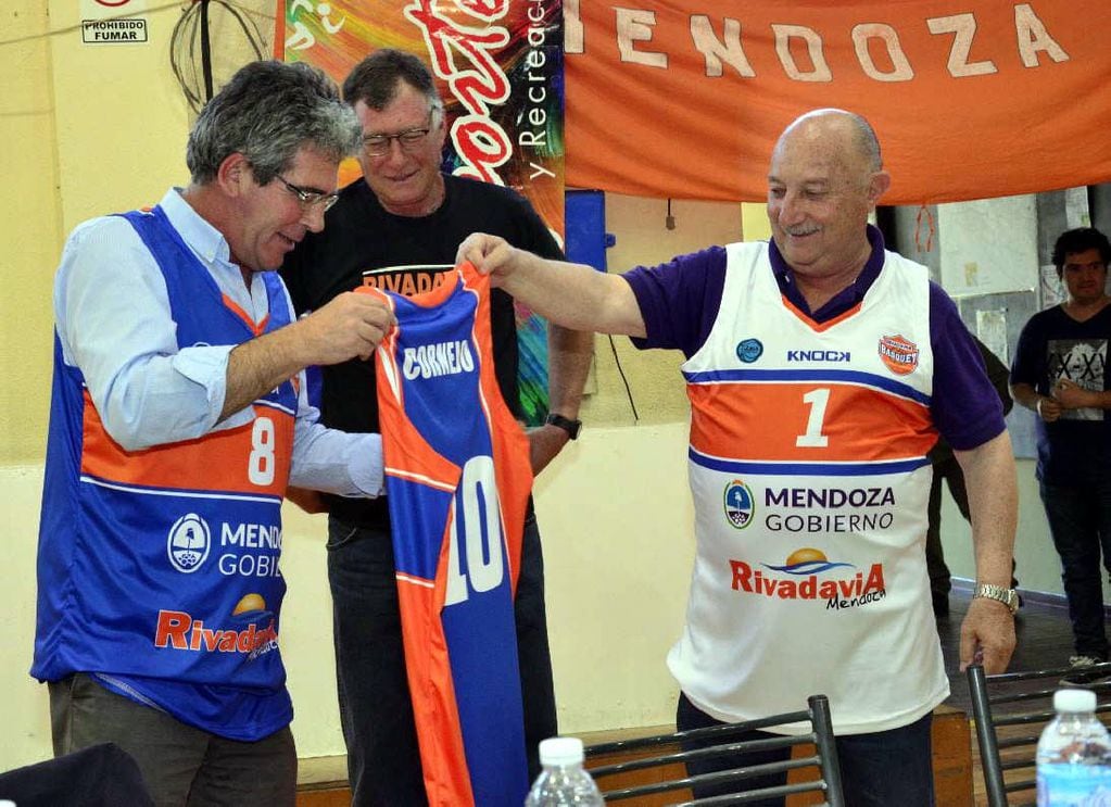 Federico Chiapetta (Subsecretario de Deportes de Mendoza) junto al intendente de Rivadavia, Miguel Ronco y el presidente del club, Mauricio Francese.