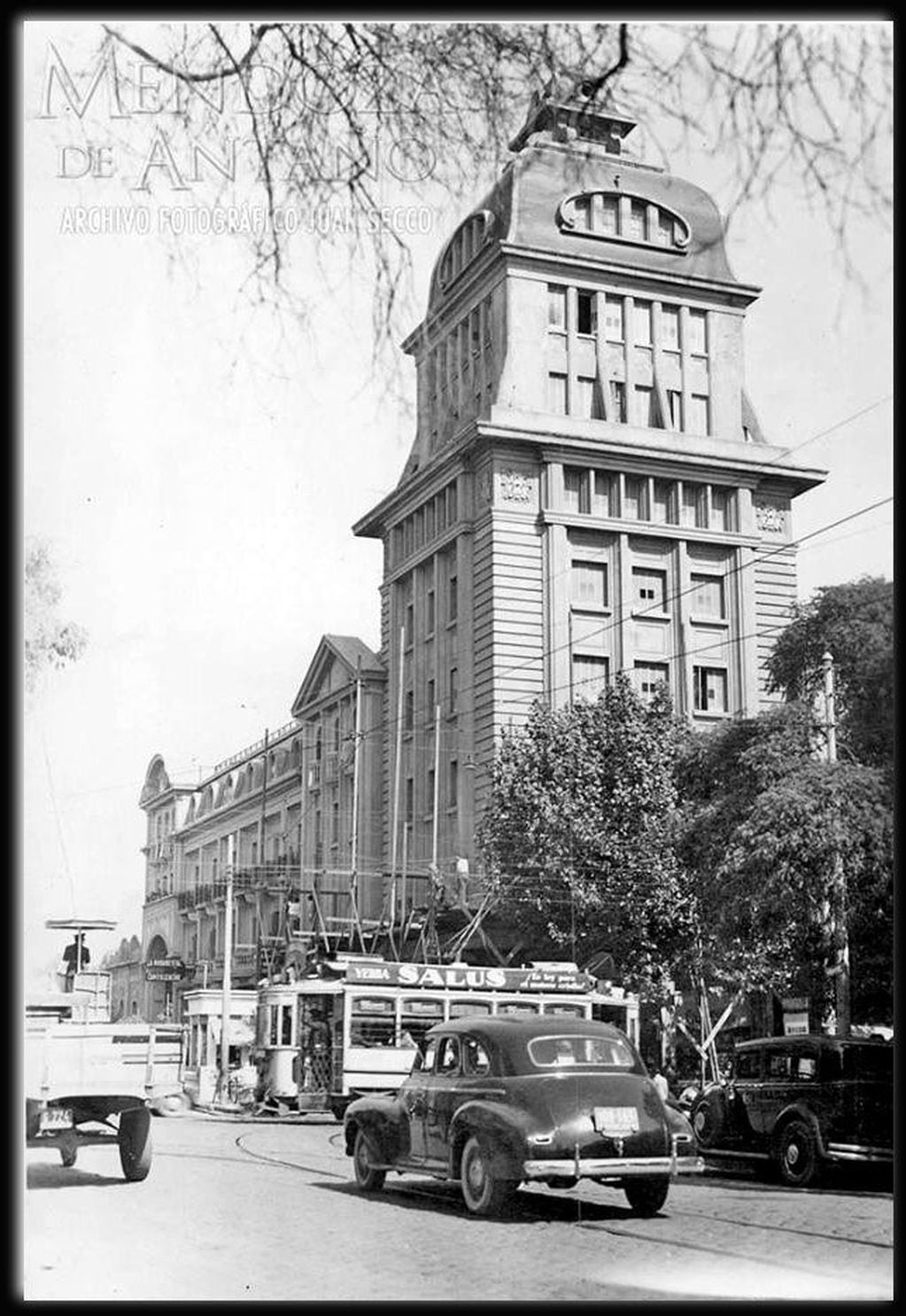 San Martín y Peatonal, década 1950. Edificio del Pasaje San Martín. Foto: Mendoza Antigua.