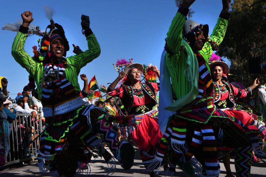 
    Tinkus Huajchas con vestuario y una danza diferente. Foto: Claudio Gutiérrez / Los Andes
   
