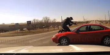 Un hombre escapó de la policía con un oficial sobre el capot de su auto