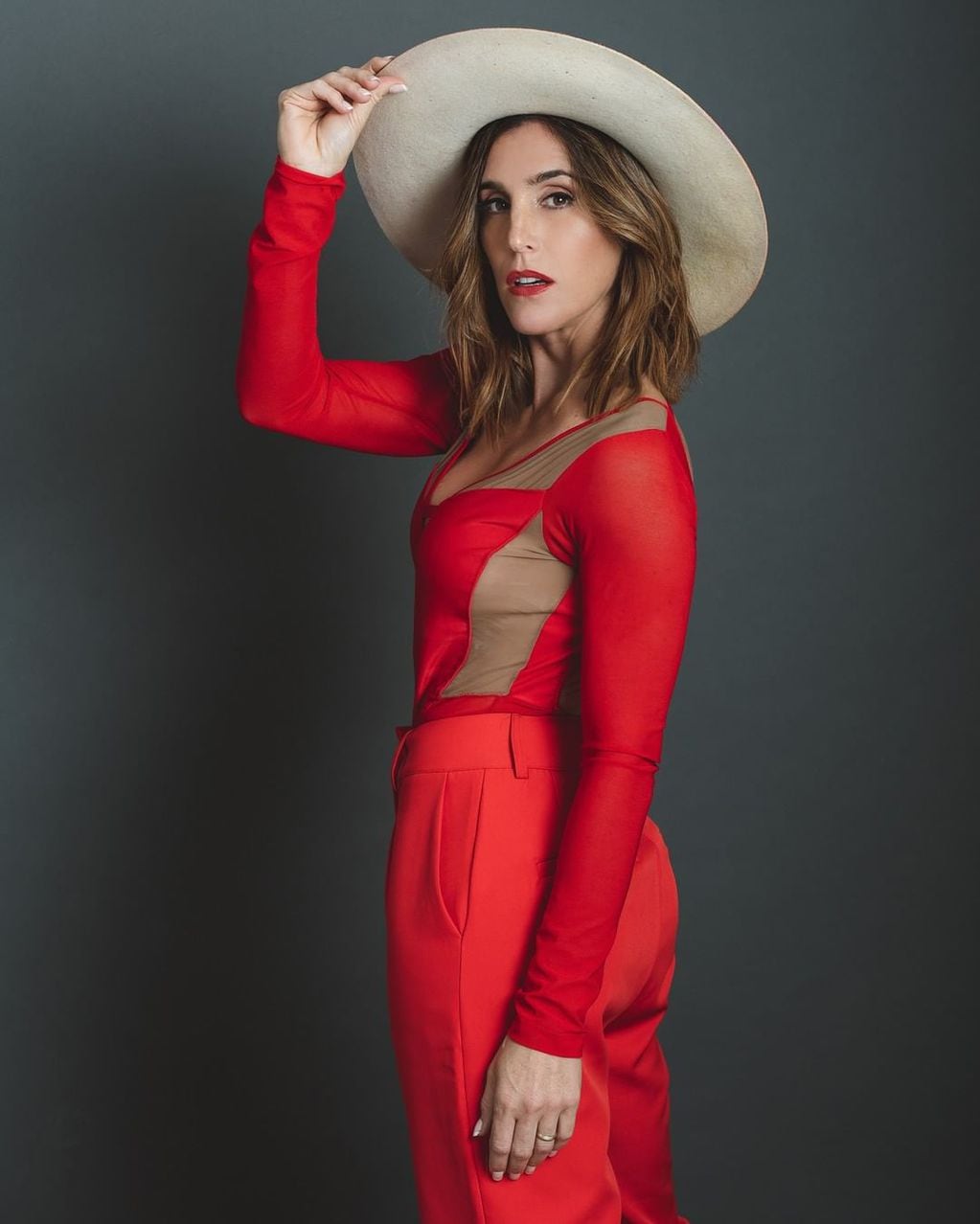 La cantante actualizó sus redes con un outfit en rojos.