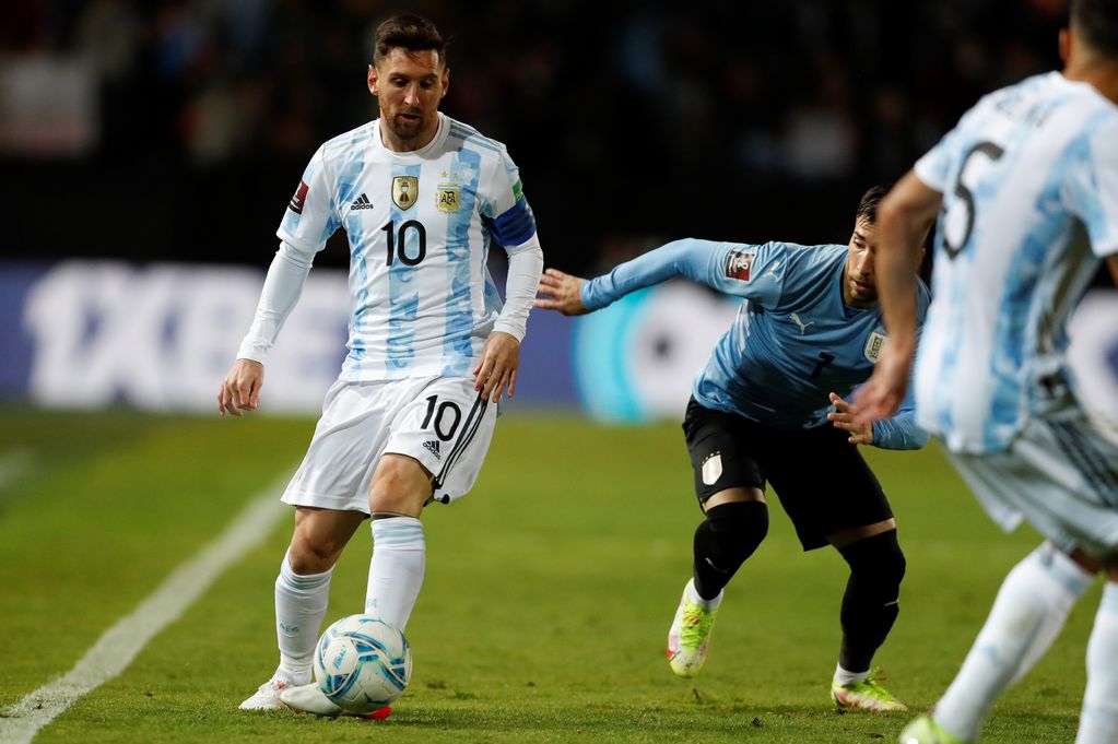 "Leo" Messi sumó unos minutos en el encuentro entre Argentina y Uruguay. (AP Photo/Matilde Campodonico, Pool)