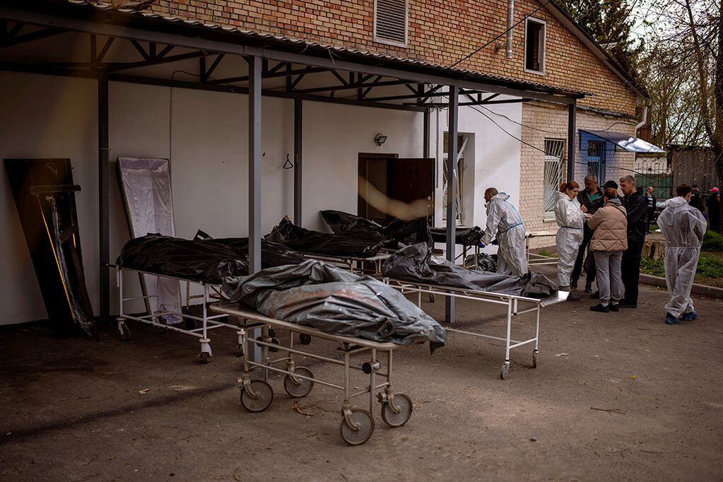 Los cadáveres esperan a ser identificados frente a una morgue en Bucha, en las afueras de Kiev. (AP)