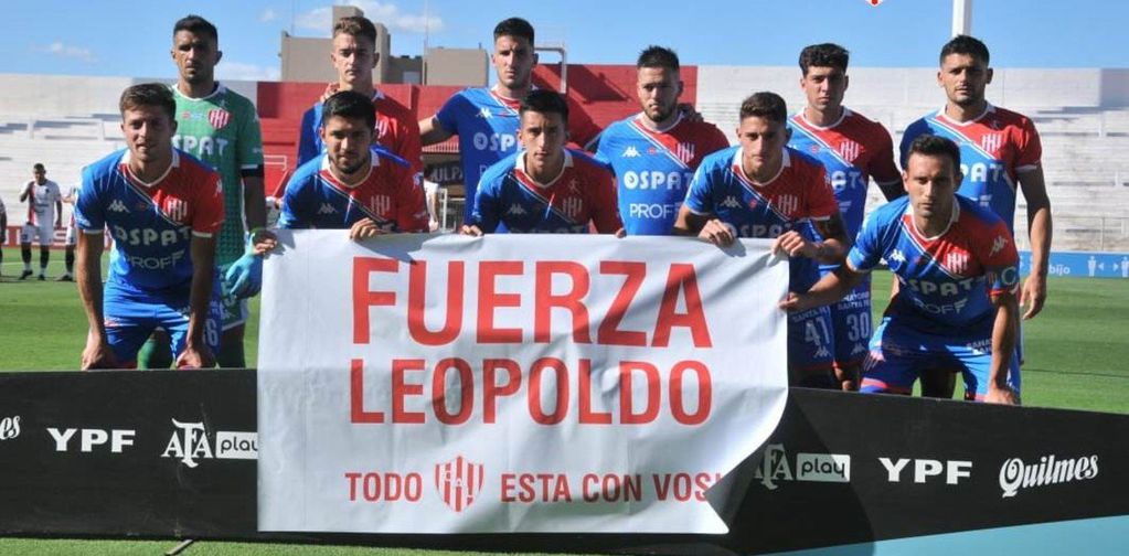 Los jugadores titulares en el partido con Patronato posaron con una bandera en apoyo para Leopoldo Luque. Foto: Gentileza