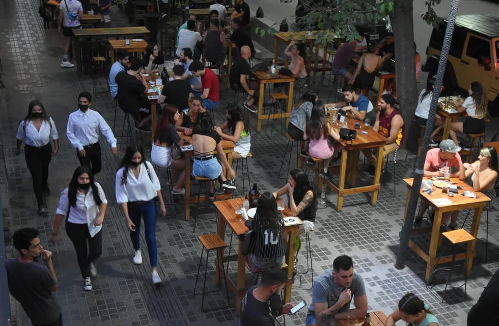 El Gobierno de Mendoza restringe la circulación nocturna lo que afecta a los bares y restaurantes. José Gutiérrez / Los Andes