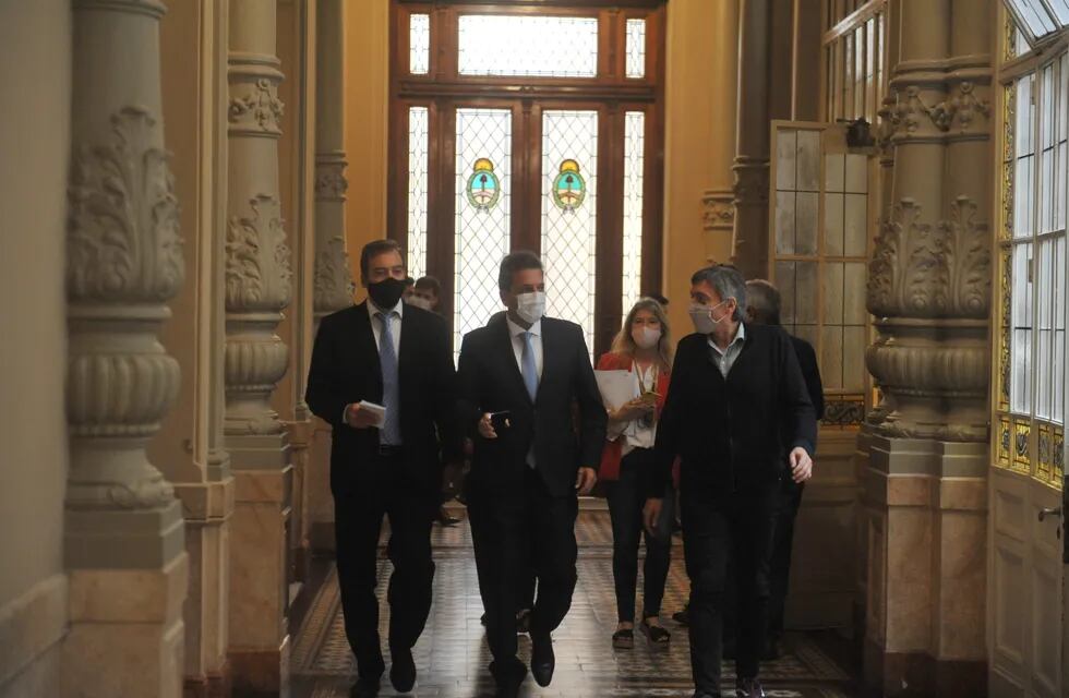 Diputados busca darla media sanción a la reforma por ganancias. Sergio Massa y Máximo Kirchner. FOTO CLARIN