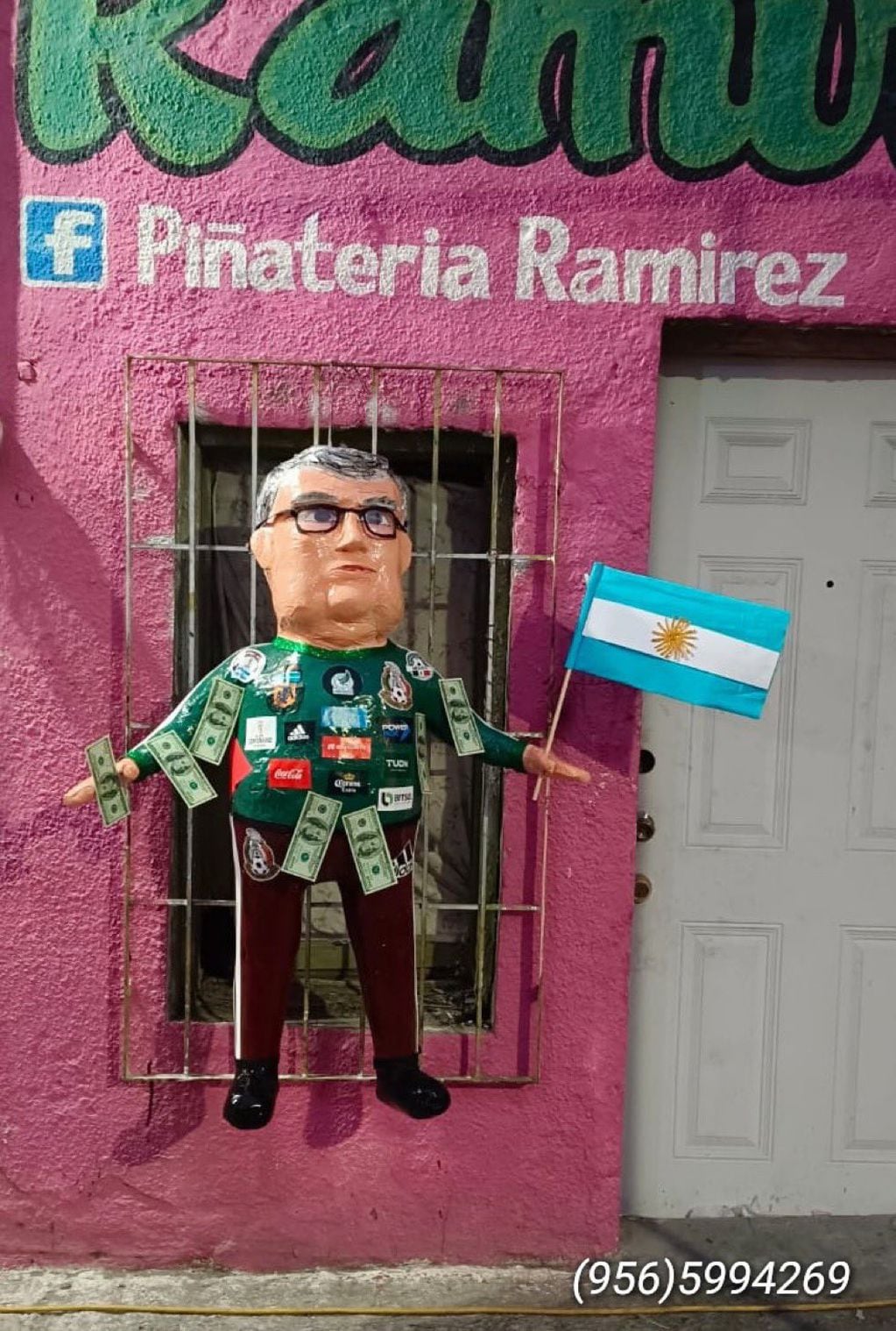 La piñata, además de lucir una camiseta de la Selección Mexicana, tiene dólares de utilería adheridos y una bandera Argentina en su mano izquierda. Foto: Facebook Piñatería Ramirez.