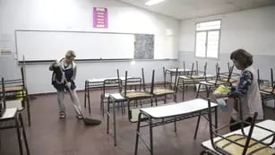 Celadores limpiaron las aulas luego del proceso eleccionario