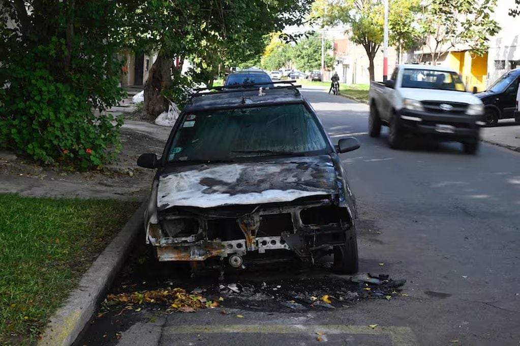 Así quedó uno de los vehículos incendiados. Foto: La Nación.