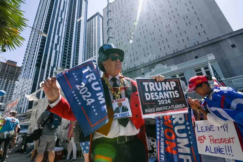 Simpatizantes de Trump congregados en las calles de Miami. Foto. EFE