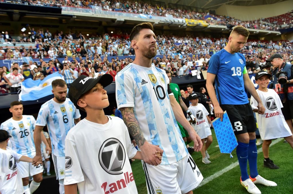 Lionel Messi en el ingreso al partido con Estonia, donde lograría cinco goles. (AP)