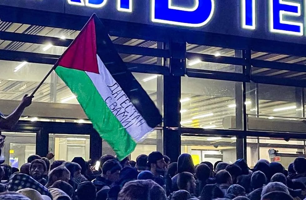 Una turba violenta copó el aeropuerto de Daguestán, en Rusia, esperando un vuelo proveniente de Tel Aviv para "cazar judíos".