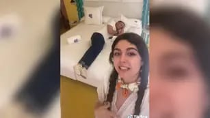 Una chica logró pasar una noche gratis en un hotel de Ibiza, pero con una condición: la suite es transparente