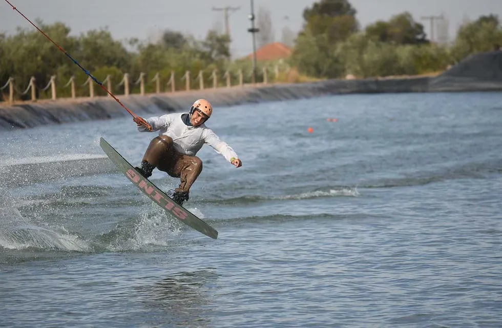 En Mendoza se practica la modalidad de wakeboard de parque, mediante la propulsión con cables y poleas, sin la intervención de lanchas. | Foto: José Gutiérrez / Los Andes