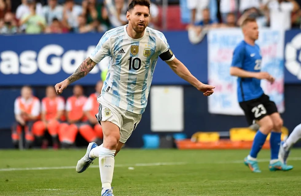 Lionel Messi anotó un triplete para Argentina ante Estonia.