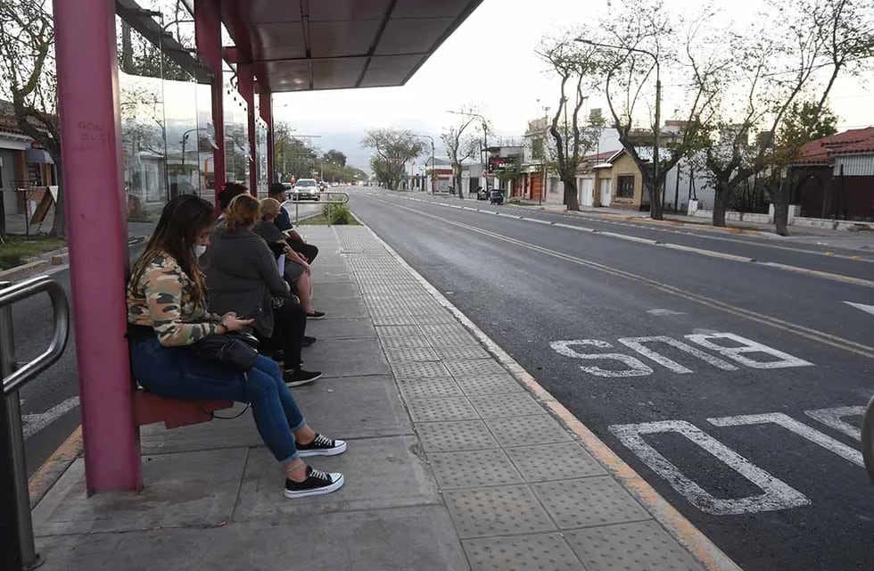Uno de los comportamientos urbanos considerado maleducado es no respetar los carriles destinados al transporte público.
Foto: José Gutierrez / Los Andes