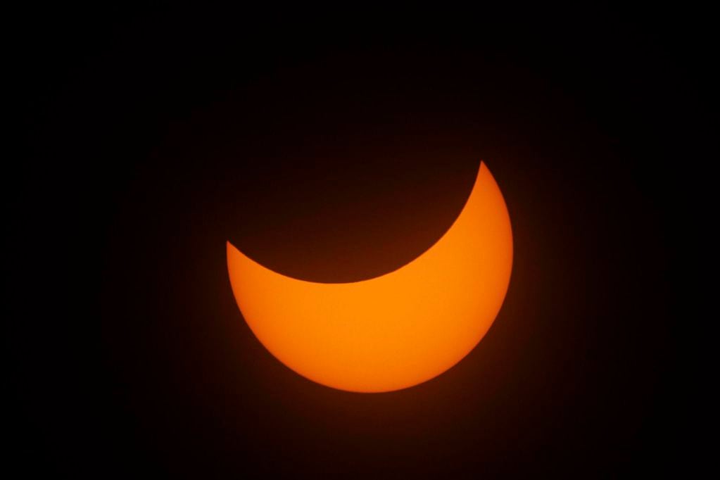 Una de las imágenes más impactantes (y verdaderas) del eclipse solar que se apreció en todo su esplendor en Norteamérica. EFE