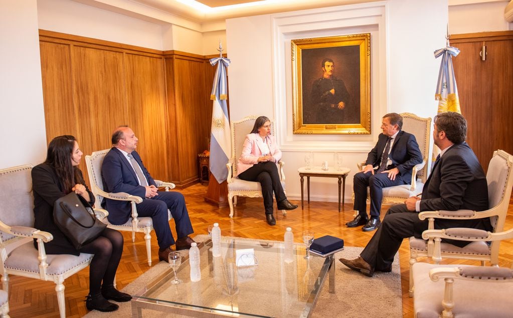 Rodolfo Suárez recibió a la embajadora de Chile en Argentina, Bárbara Figueroa Sandoval. Prensa Gobierno