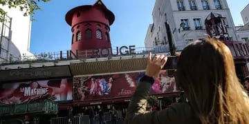 Las icónicas aspas del Moulin Rouge en París cayeron por primera vez en 135 años