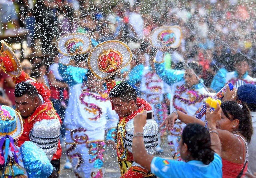 Pasión, tradición, cultura y “bailar para olvidar”, el motor de los hacedores de los Carnavales de Ugarteche. Foto: Archivo Los Andes 