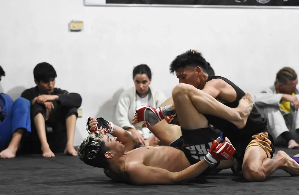 Luchadores de MMA, un deporte de artes marciales mixtas que crece en la provincia.