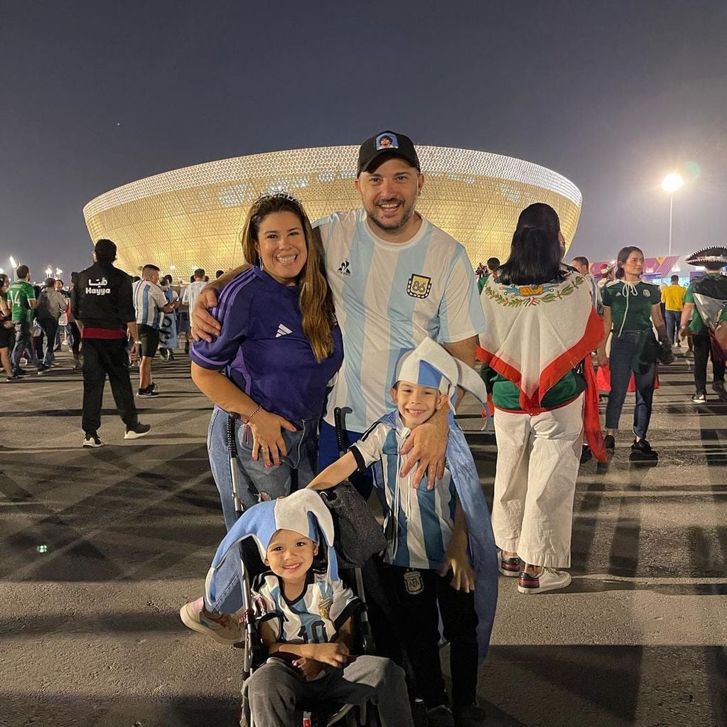 Diego Brancatelli con su familia en Qatar.
