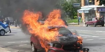 Auto incendiado