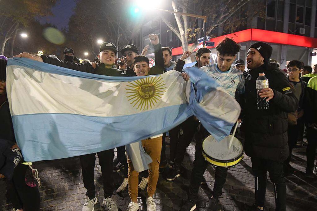 Los hinchas mendocinos se autoconvocaron en el centro para festejar la Copa. / José Gutierrez - Los Andes 