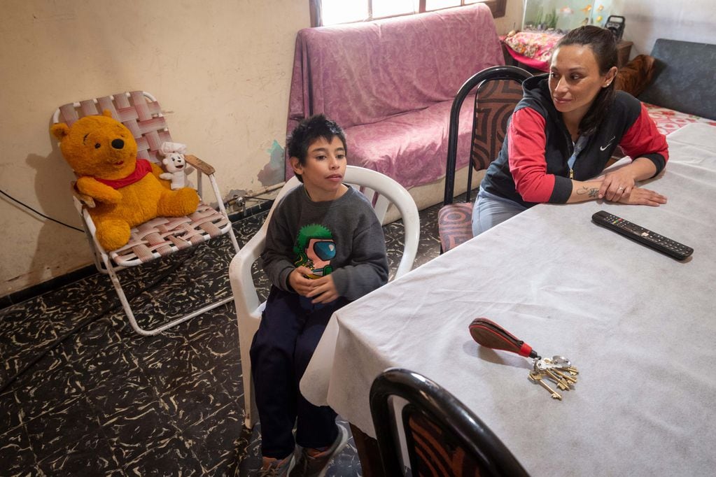 Daiana Gómez y su hijo Facundo quien tiene ECNE por un accidente de tránsito y por los recortes en prestaciones no puede acceder a sus terapias. Foto: Ignacio Blanco / Los Andes