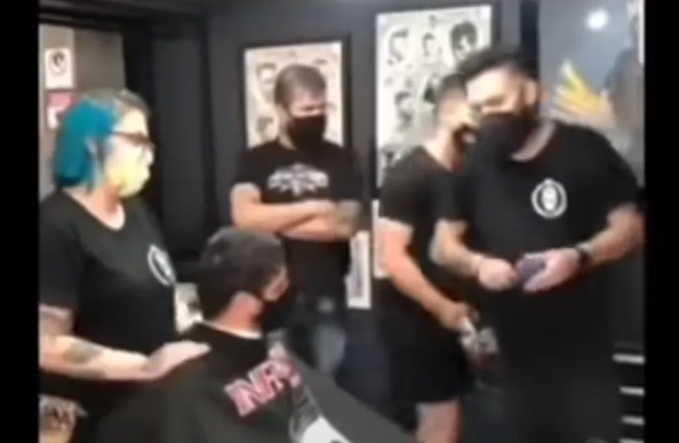El gesto de los barberos. captura video youtube.