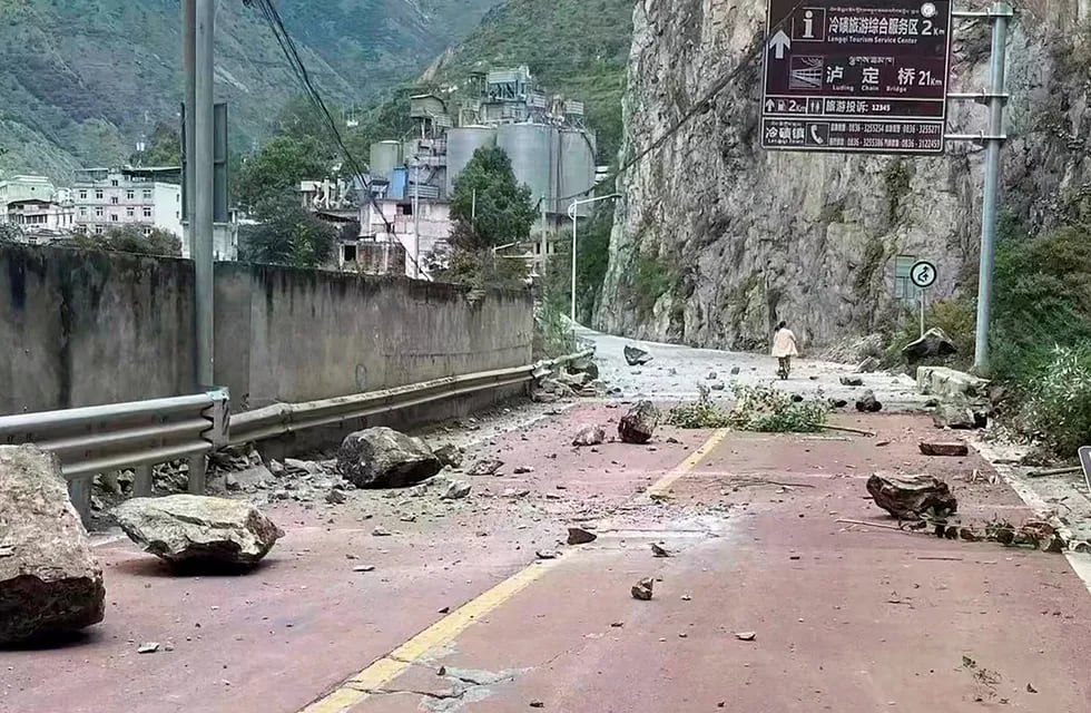 En esta foto proporcionada por la agencia de noticias Xinhua de China, se ven rocas caídas en una carretera cerca de la ciudad de Lengqi en el condado de Luding de la provincia de Sichuan, suroeste de China. / Foto: AP