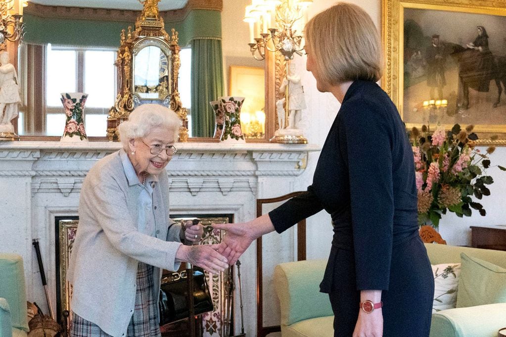 La reina Isabel II de Gran Bretaña, a la izquierda, da la bienvenida a Liz Truss durante una audiencia en Balmoral, Escocia. Foto: Web