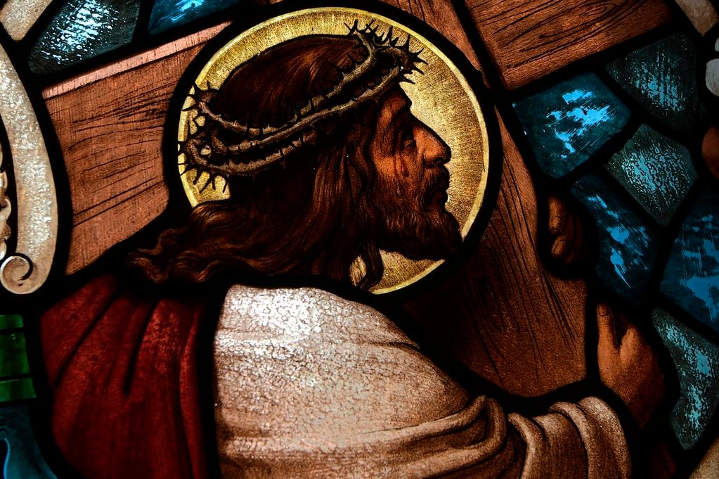 Cristo sufriente, impactante detalle del vitral | Foto: Orlando Pelichotti / Los Andes