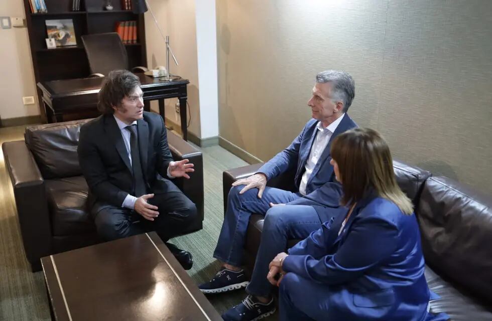 Javier Milei recibió en su búnker a Mauricio Macri y a Patricia Bullrich.