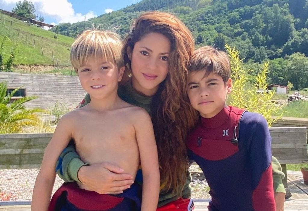 Shakira junto a sus hijos.
