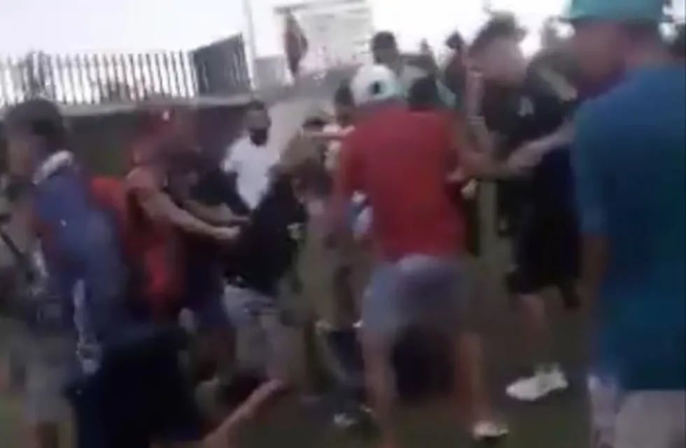 Un hincha del Tomba recibió una tremenda golpiza por un grupo de violentos, en La Lomada del Parque Central./Captura de video.