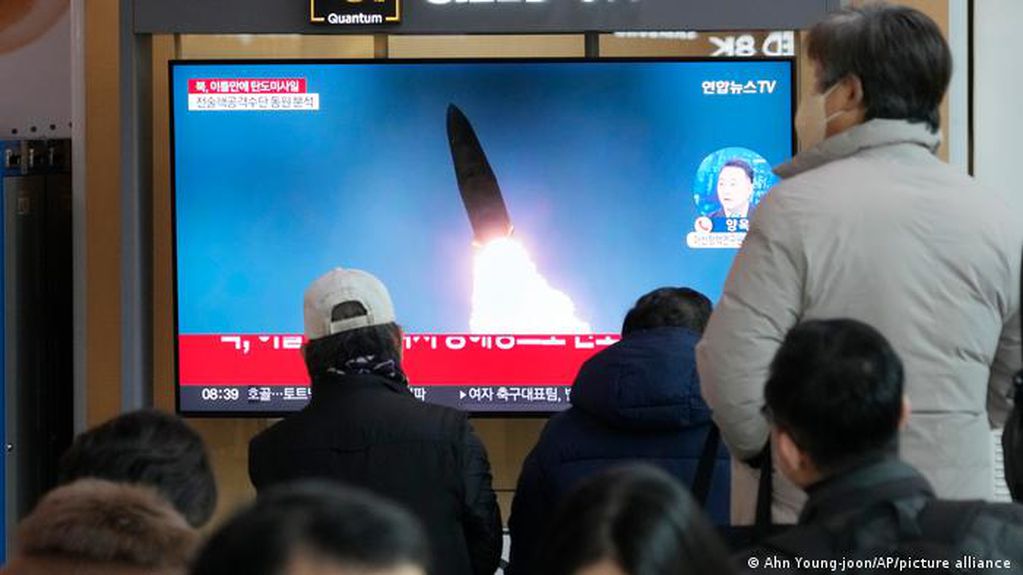 La noticia de los nuevos lanzamientos de misiles de Corea del Norte en las noticias en la vecina de Corea del Sur.